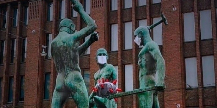 Март: "Три кузнеца" в центре Хельсинки громят коронавирус.